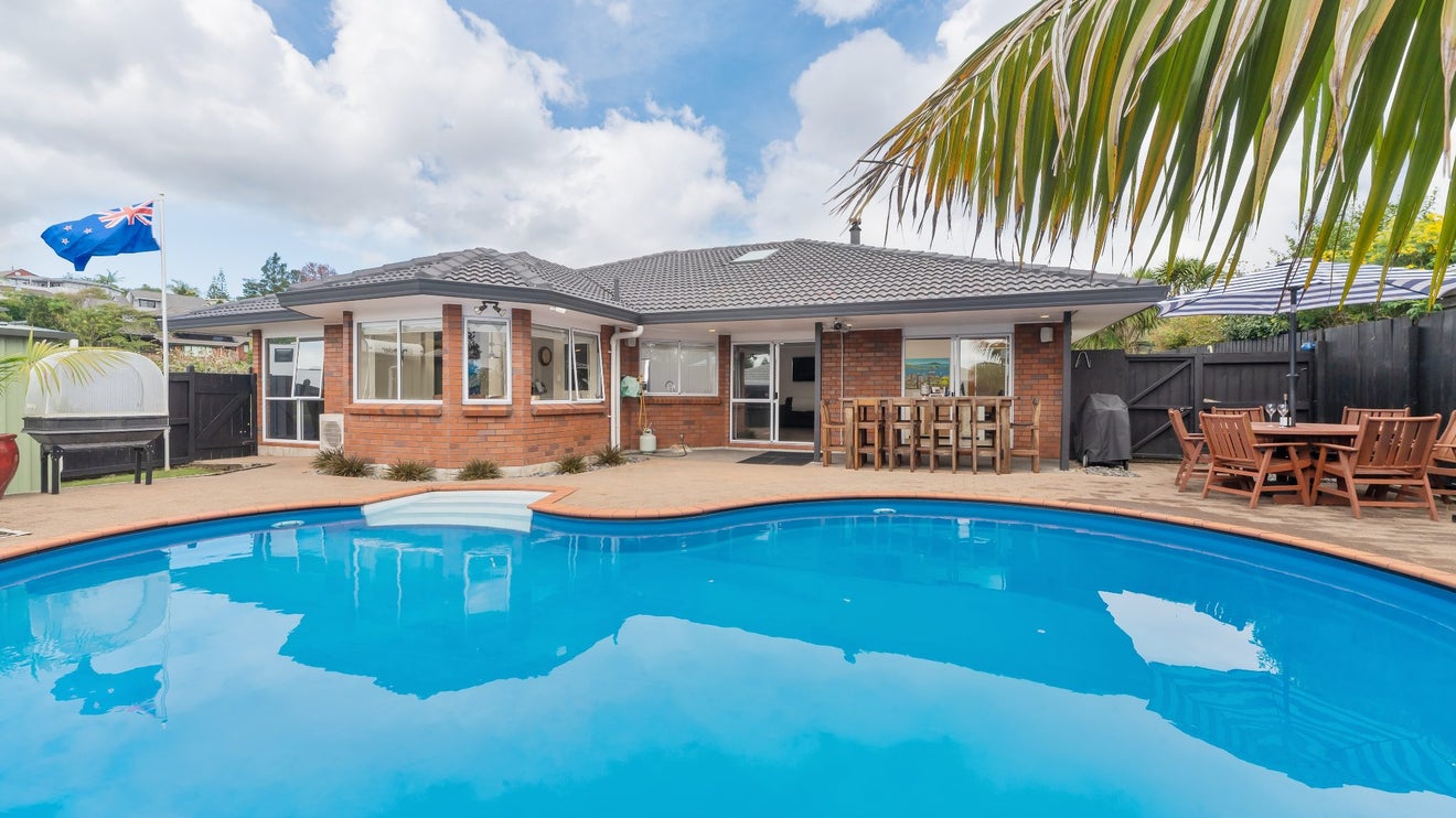 10 Taupiko Place, Green Bay, Auckland - Carousel 1