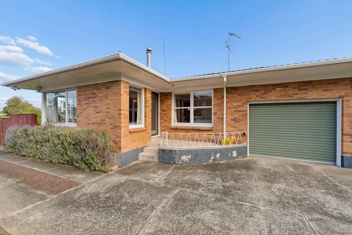 1/5 Evelyn Place, Hillcrest, Auckland - Carousel 1