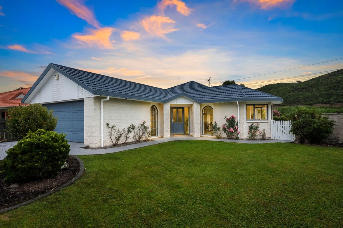 31 Mary Huse Grove, Manor Park, Lower Hutt - Carousel 1