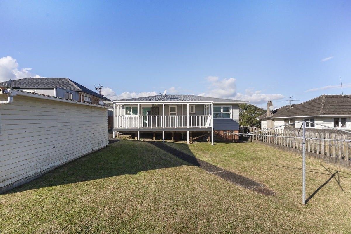 21 Taupo Street, Green Bay, Auckland - Carousel 2