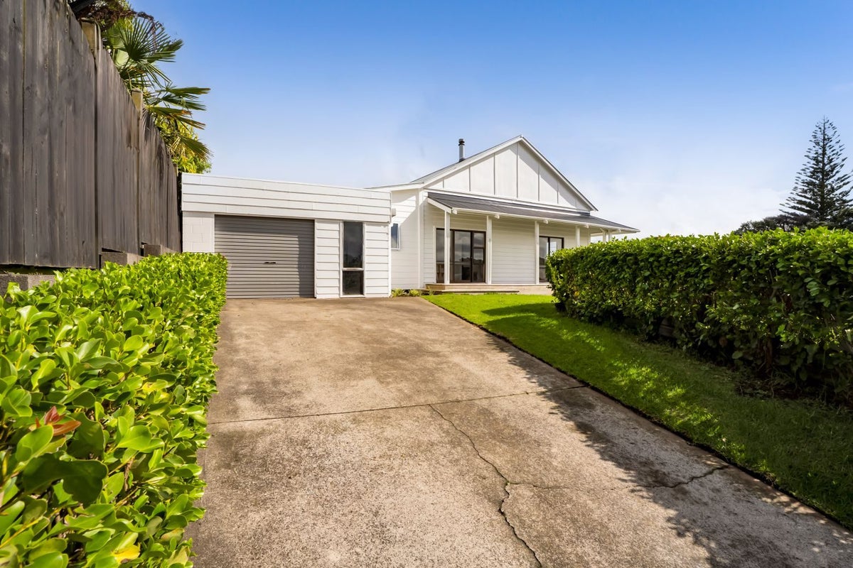 15E Rospeath Crescent, Spotswood, New Plymouth - Carousel 1