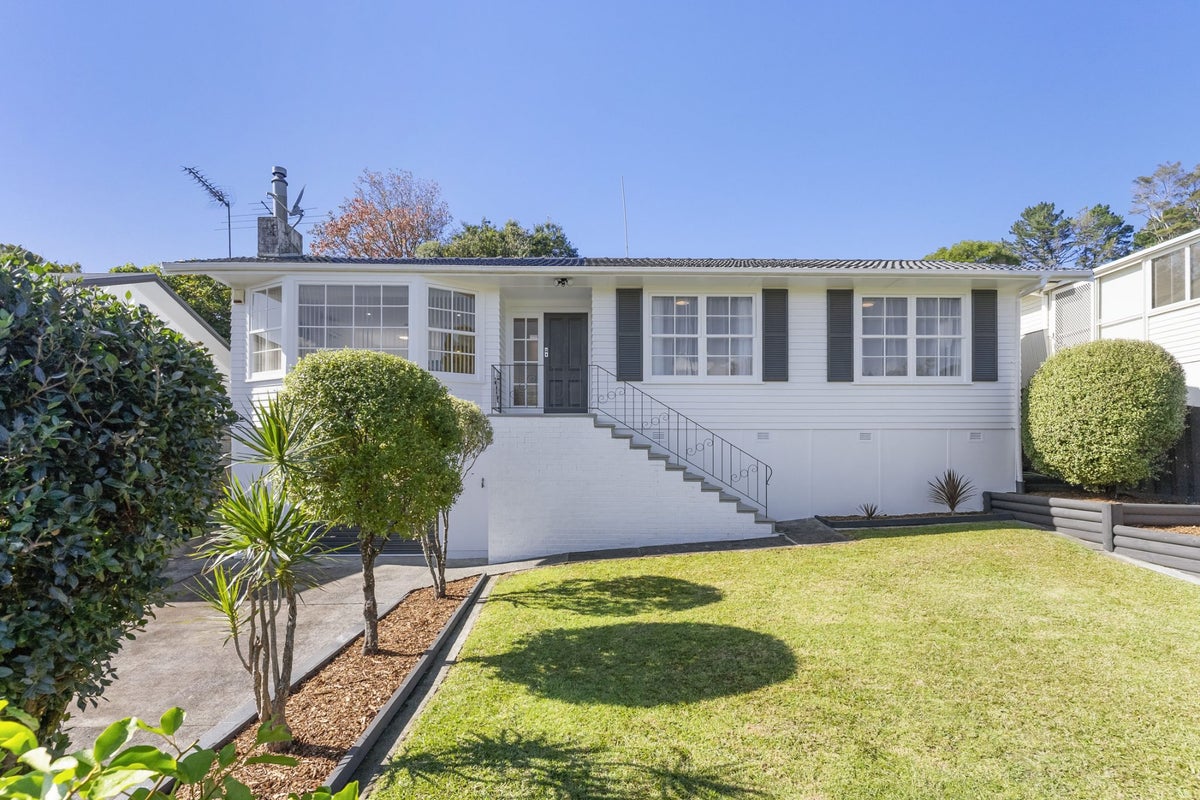 13 Castleford Street, Green Bay, Auckland - Carousel 1