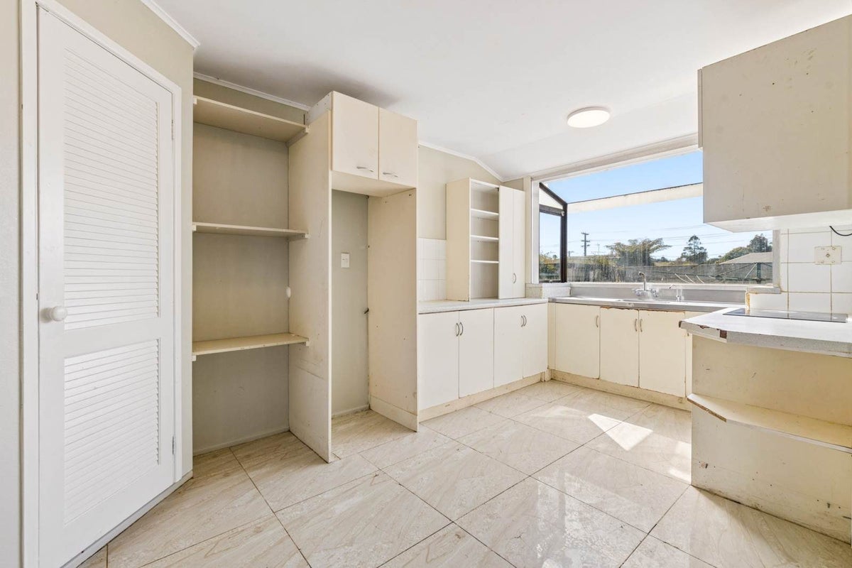 1 Mountbatten Place, Papakura, Papakura - Carousel 2