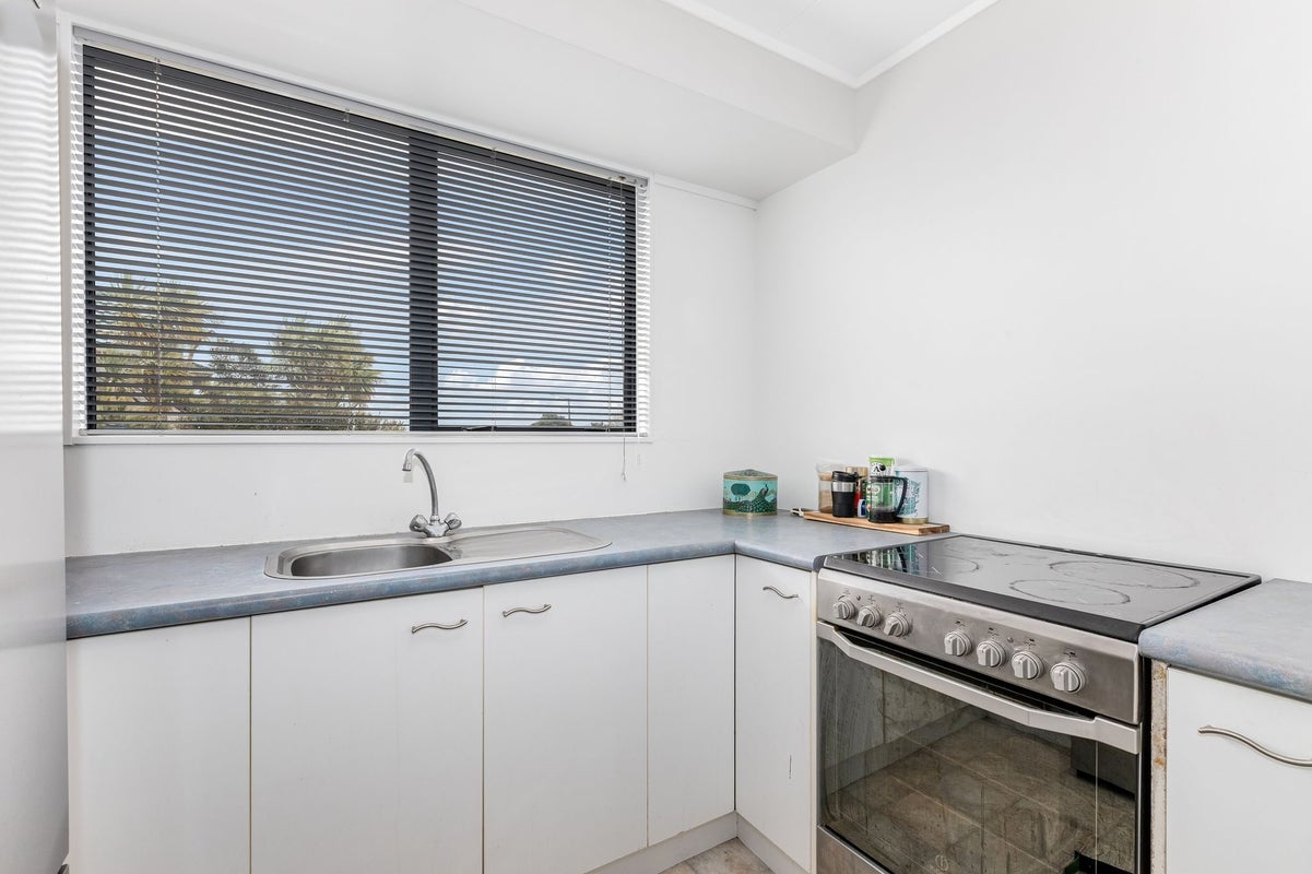29 Doncaster Terrace, Ascot Park, Porirua - Carousel 2