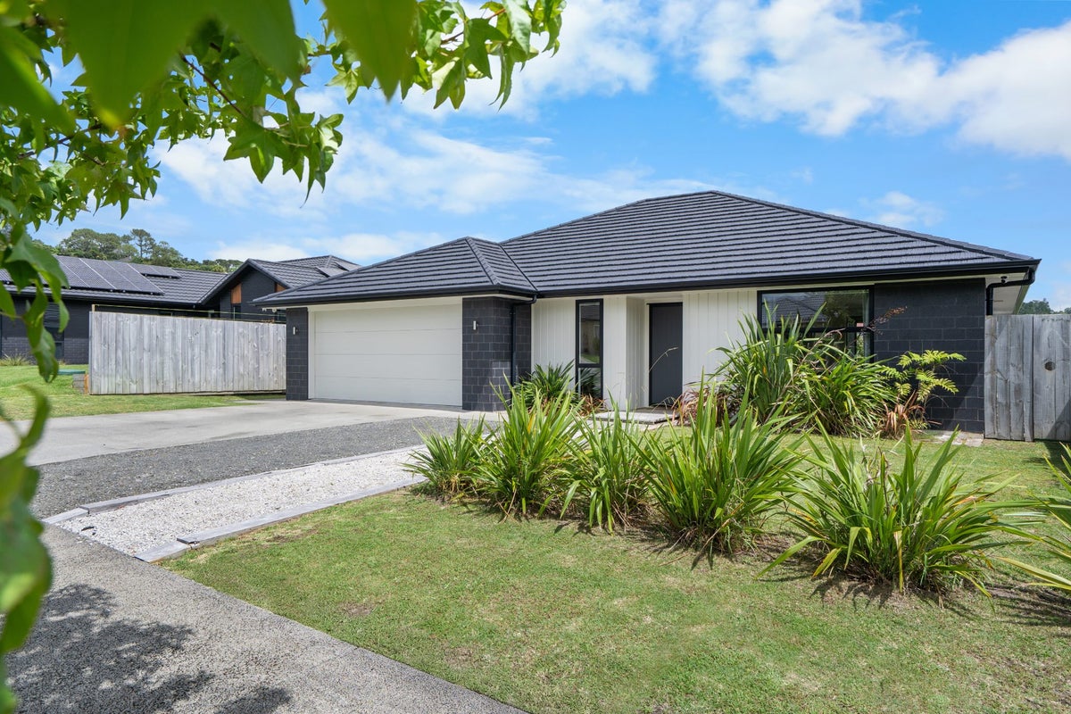 6 Minerva Avenue, Helensville, Helensville - Carousel 1