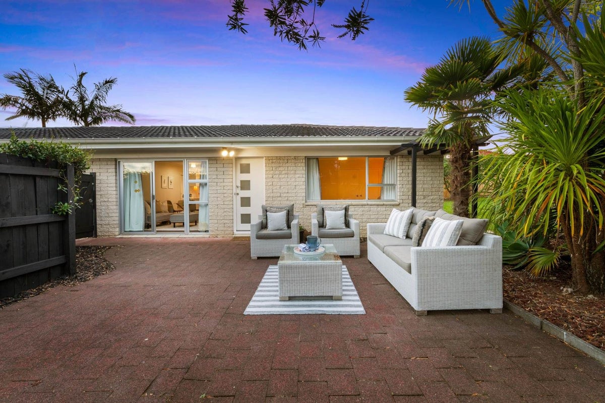 2/34 Ballater Place, Highland Park, Auckland - Carousel 1