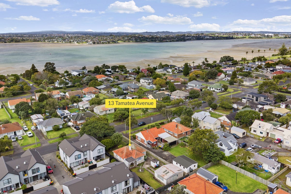 13 Tamatea Avenue, Point England, Auckland - Carousel 1