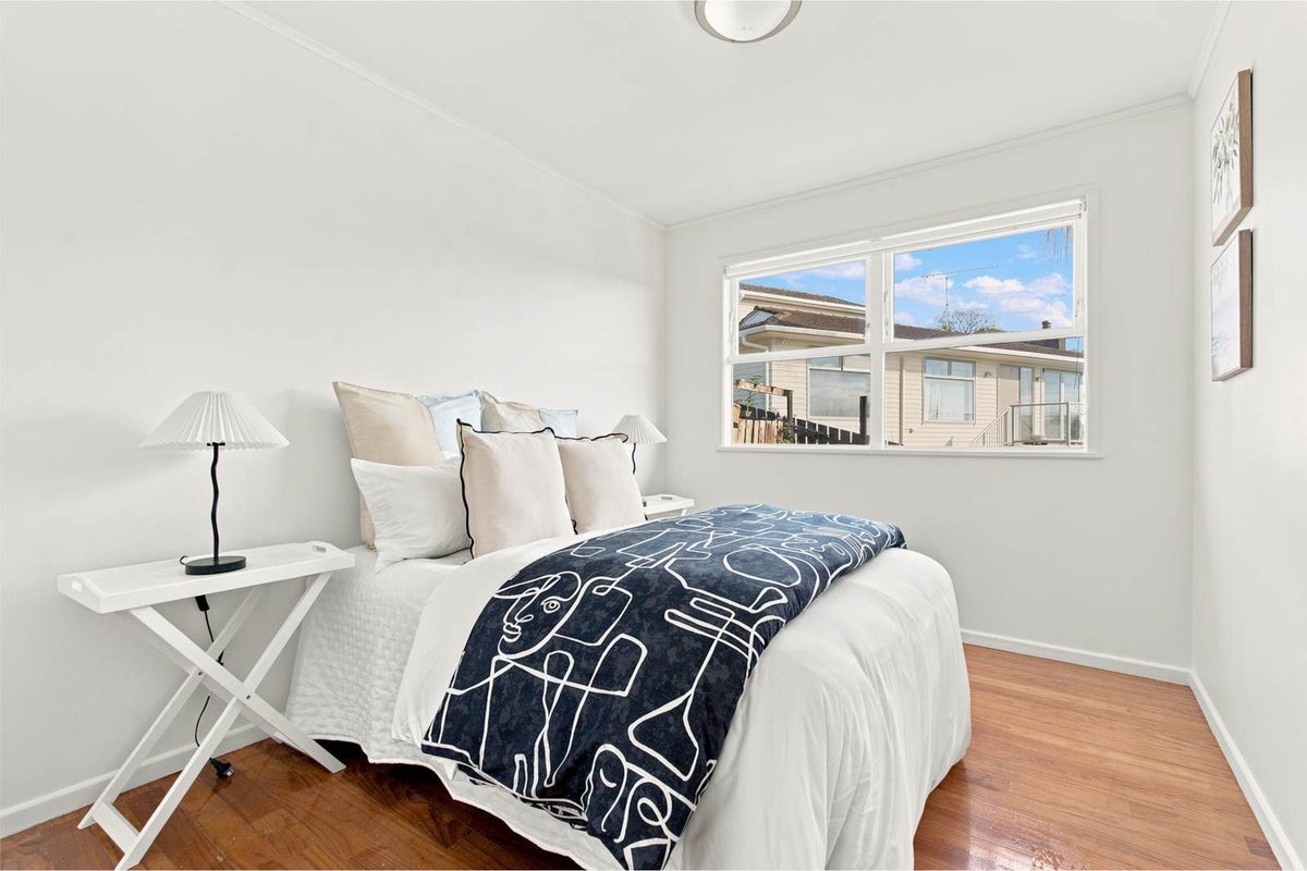 33 Hatherlow Street, Glenfield, Auckland - Carousel 1