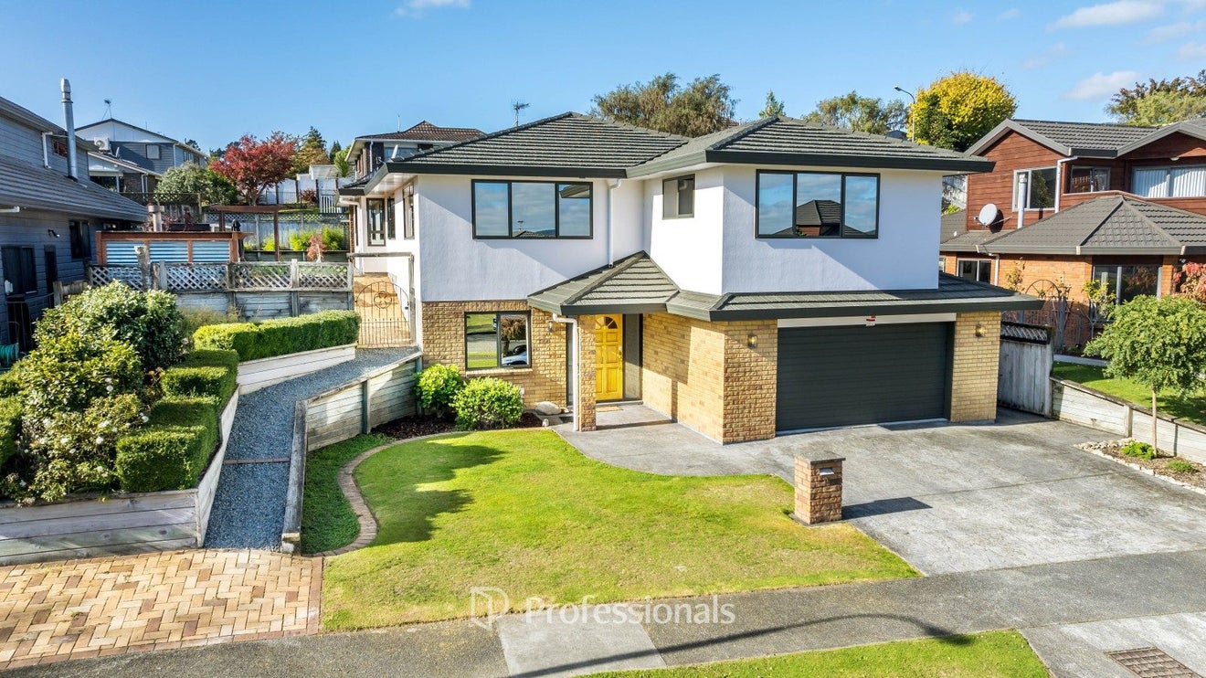 18 Clearwater Terrace, Brown Owl, Upper Hutt - Carousel 1