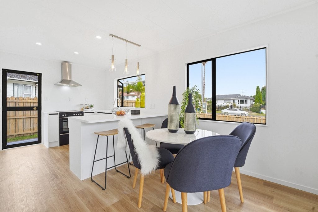 2/68 Meadowood Drive, Unsworth Heights, Auckland - Carousel 1