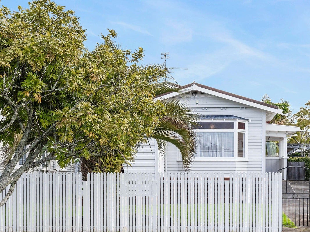 90 Huia Road, Point Chevalier, Auckland - Carousel 1