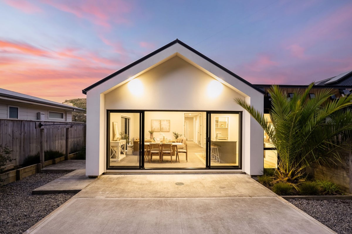 49 Banks Boulevard, Whitby, Porirua - Carousel 1