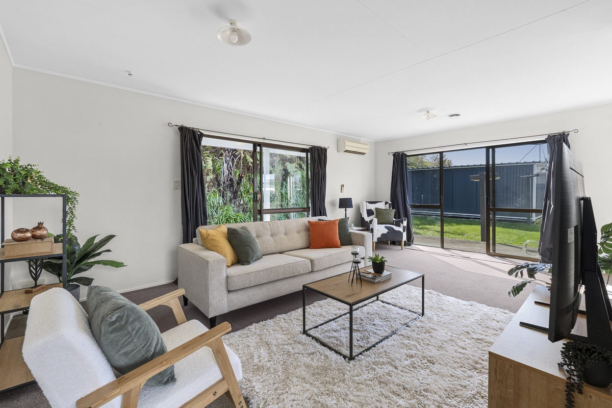 118 Riversdale Drive, Merrilands, New Plymouth - Carousel 2