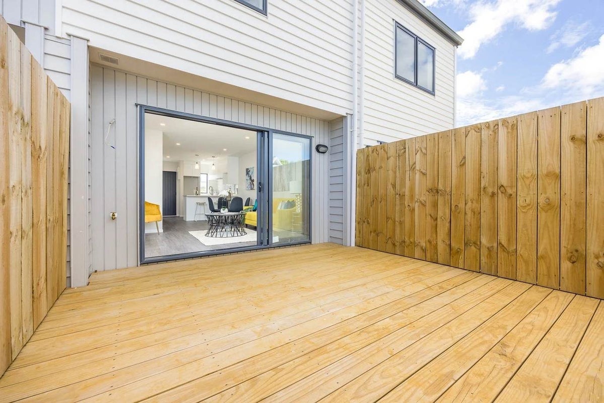 2/8 Blanes Road, Weymouth, Auckland - Carousel 1