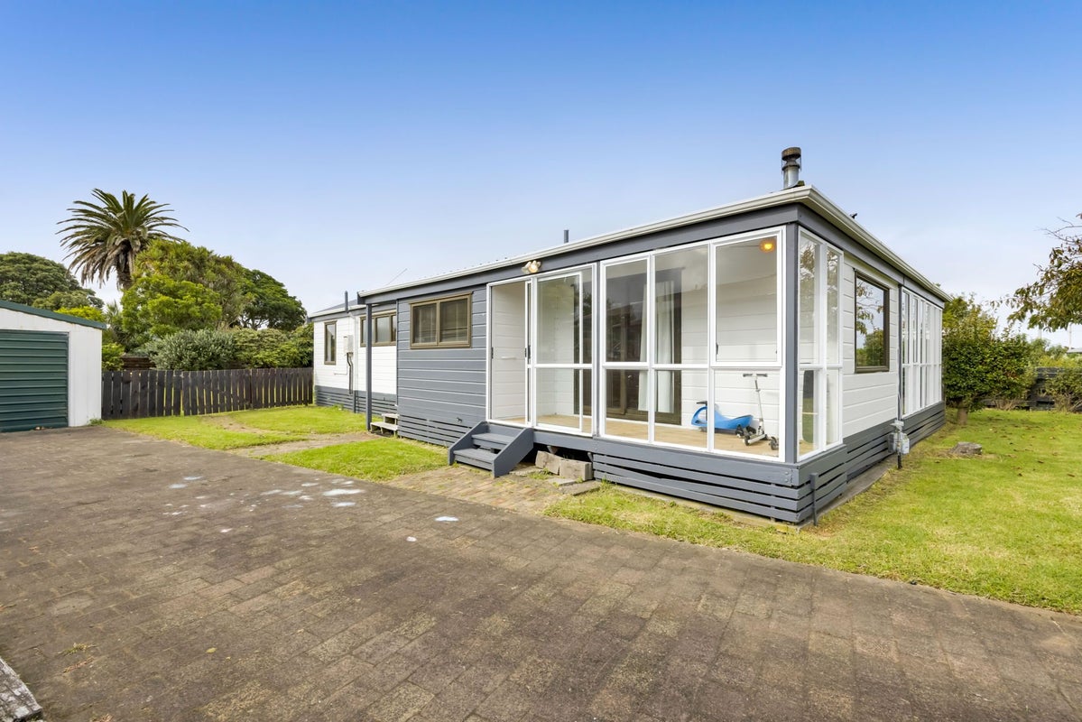 8 Ponderosa Place, Opunake - Carousel 2