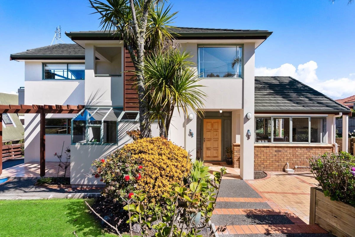 492 Beach Road, Murrays Bay, Auckland - Carousel 1