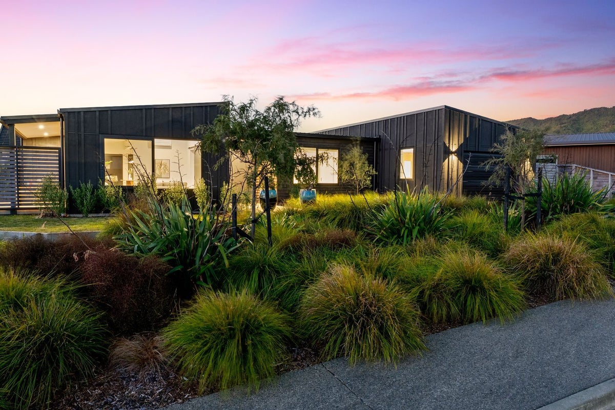 9 Kaiwaru Place, Waikanae - Carousel 1