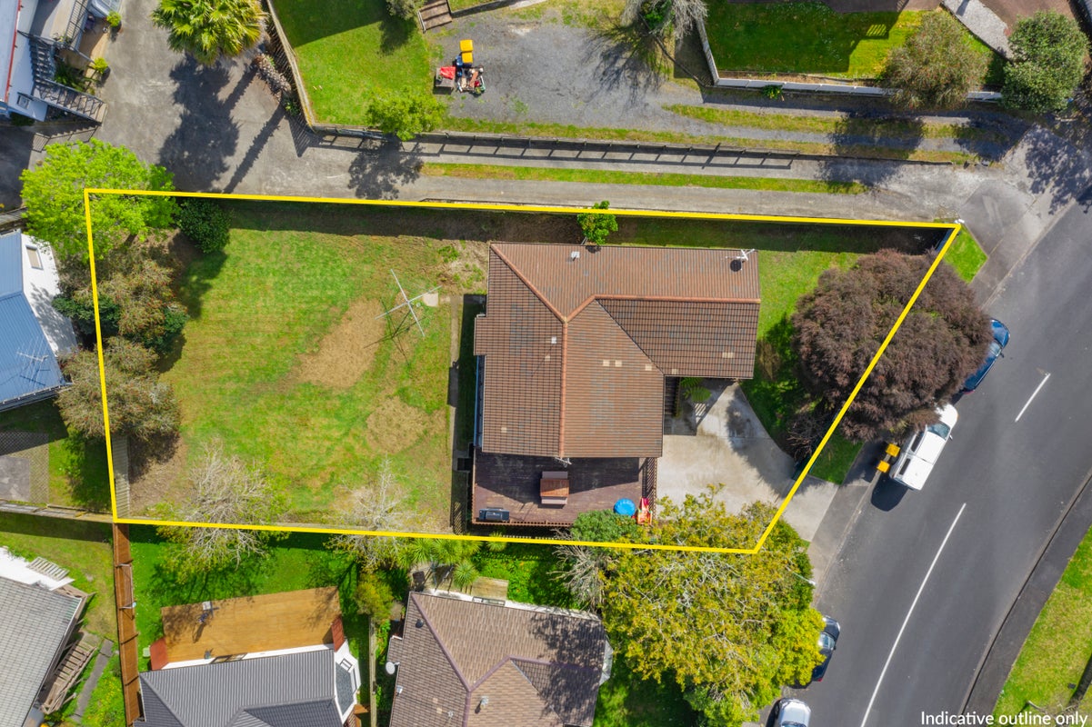 18 Holmes Drive, West Harbour, Auckland - Carousel 1