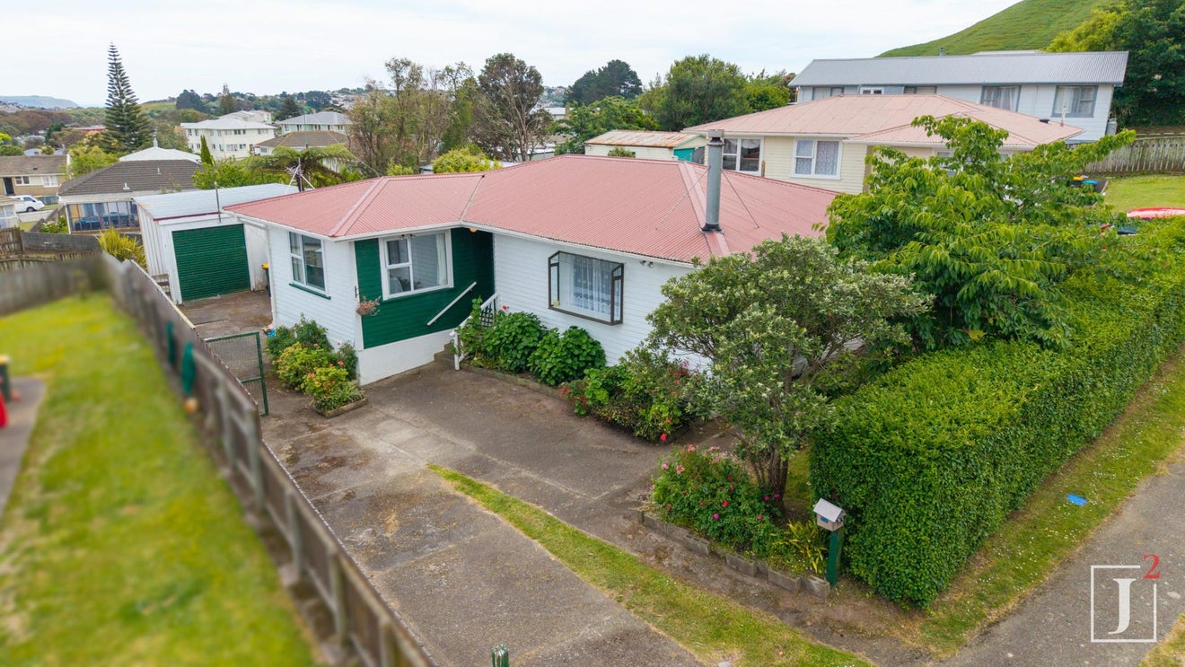 55 Arahura Crescent, Waitangirua, Porirua - Carousel 1