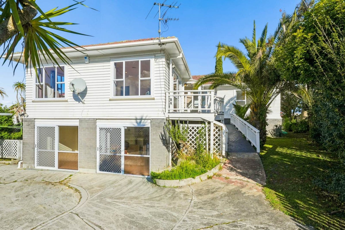 1/7 Te Atatu Road, Te Atatu South, Auckland - Carousel 1