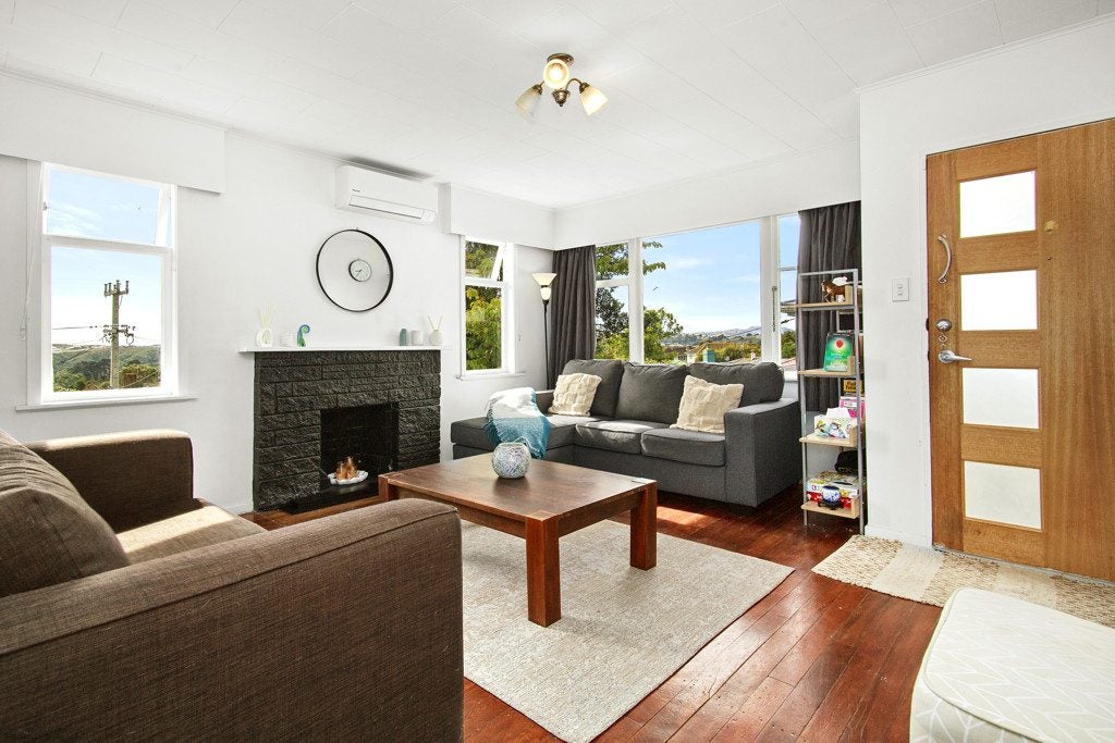 47 Bedford Street, Cannons Creek, Porirua - Carousel 1