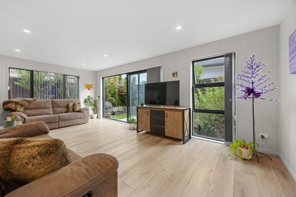 1/1 Tiaka Place, Pakuranga, Auckland - Carousel 1