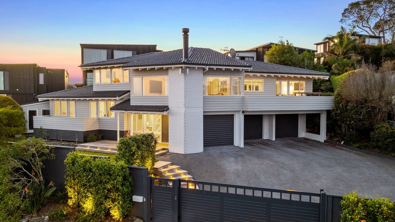 7 Parr Terrace, Castor Bay, Auckland - Carousel 1