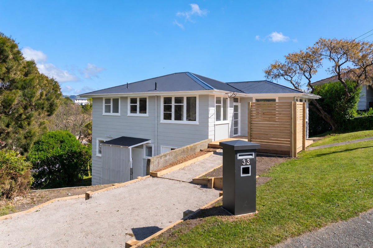 33 Castor Crescent, Cannons Creek, Porirua, Wellington - Carousel 1