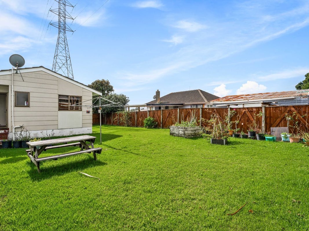 2/13 Paton Avenue, Te Atatu South, Auckland - Carousel 1