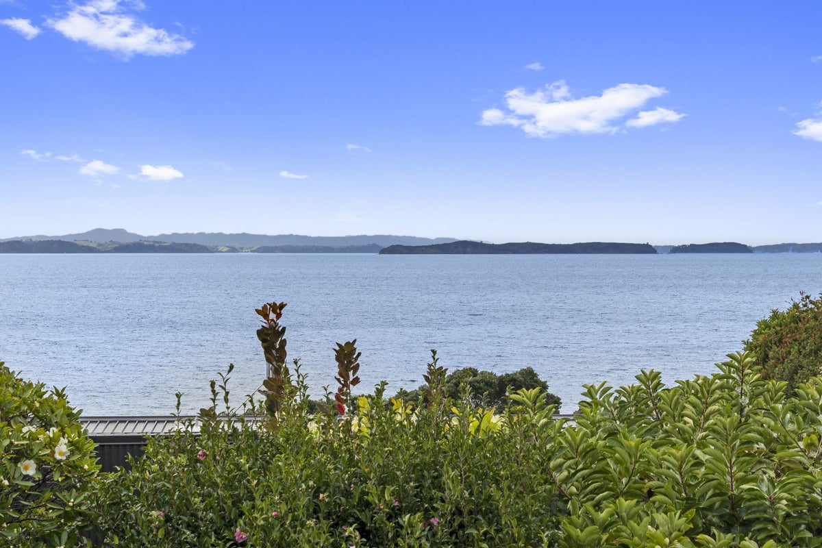 26 Pacific Parade, Army Bay, Whangaparaoa - Carousel 2