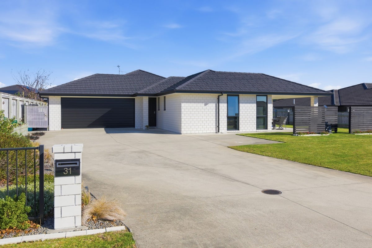 31 Honeyfield Drive, Whalers Gate, New Plymouth - Carousel 1