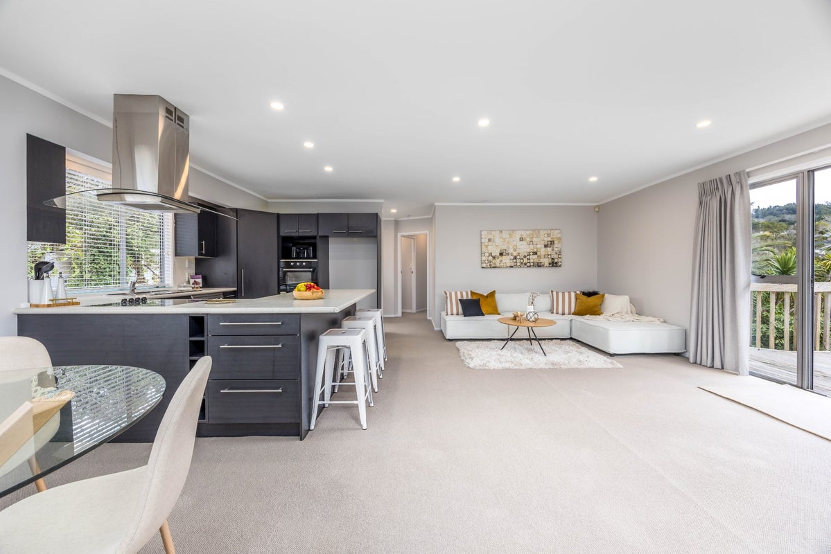 37 Onedin Place, Titirangi, Auckland - Carousel 2