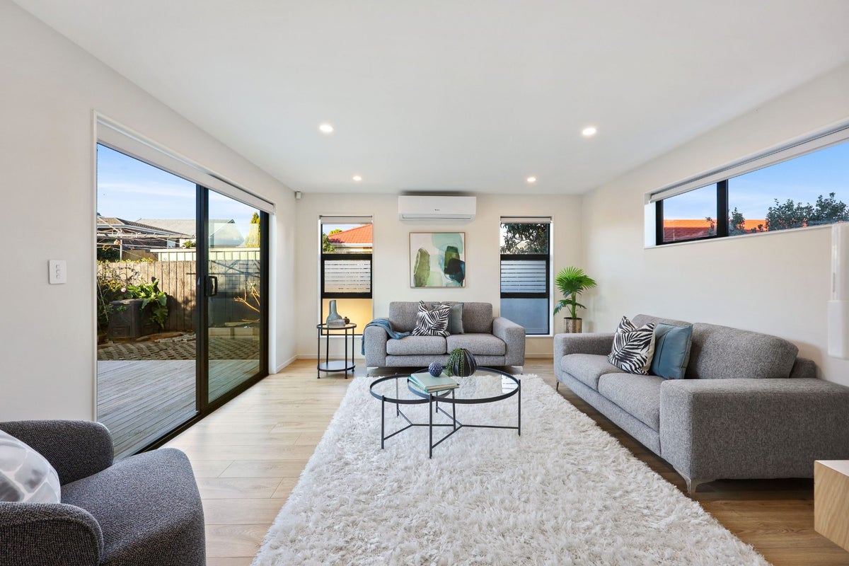 33A Jillteresa Crescent, Half Moon Bay, Manukau City, Auckland - Carousel 1