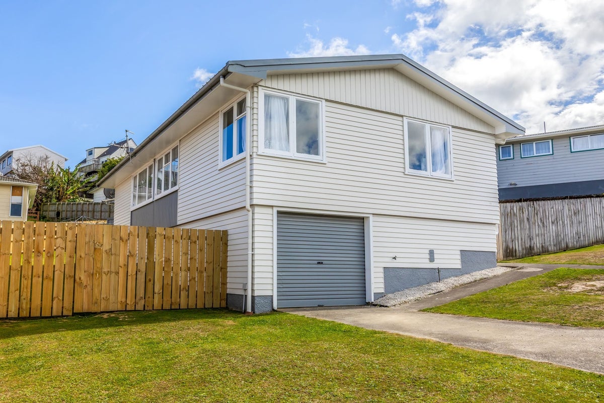 17 Sombrero View, Ascot Park, Porirua - Carousel 1