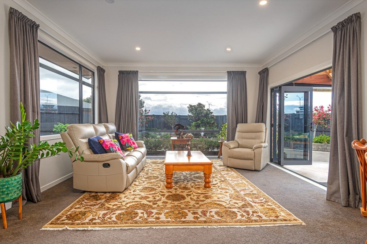 8 Crabapple Close, Milson, Palmerston North - Carousel 2