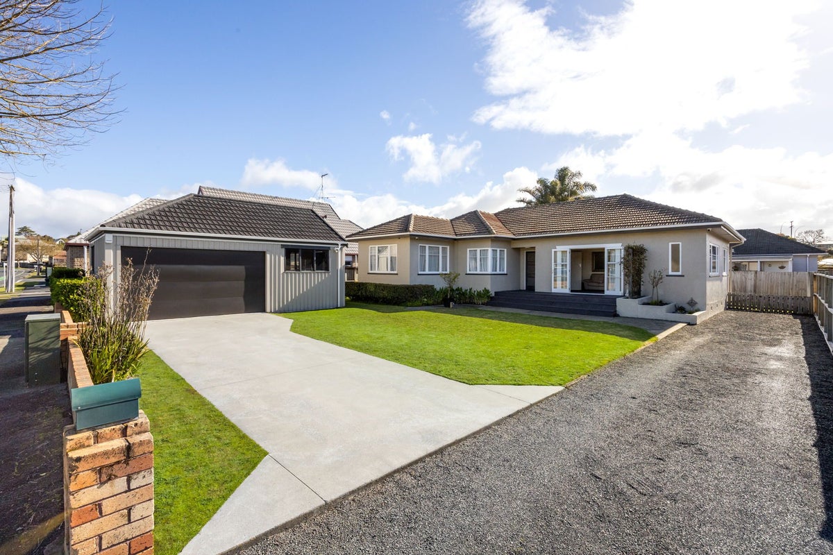 84 Maeroa Road, Maeroa, Hamilton - Carousel 1