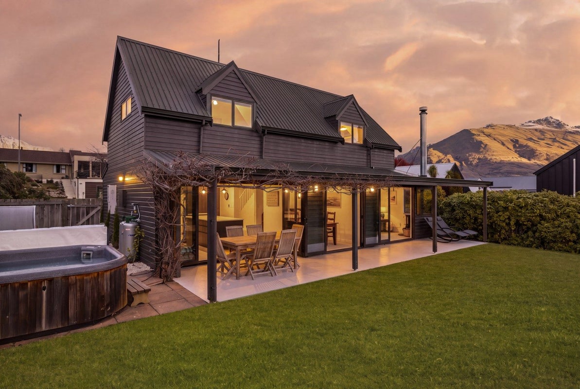 14 Oregon Drive, Kelvin Peninsula, Queenstown - Carousel 1