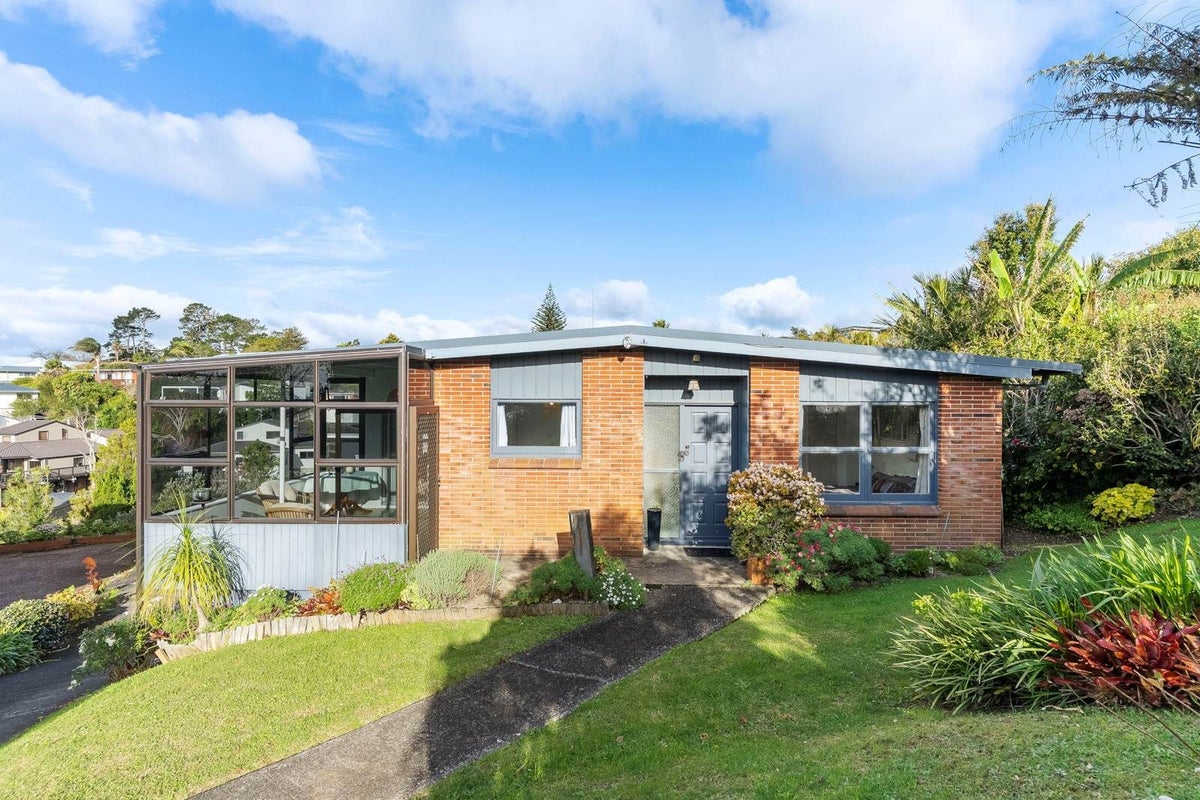 1/4 Elizabeth Place, Mairangi Bay, Auckland - Carousel 1