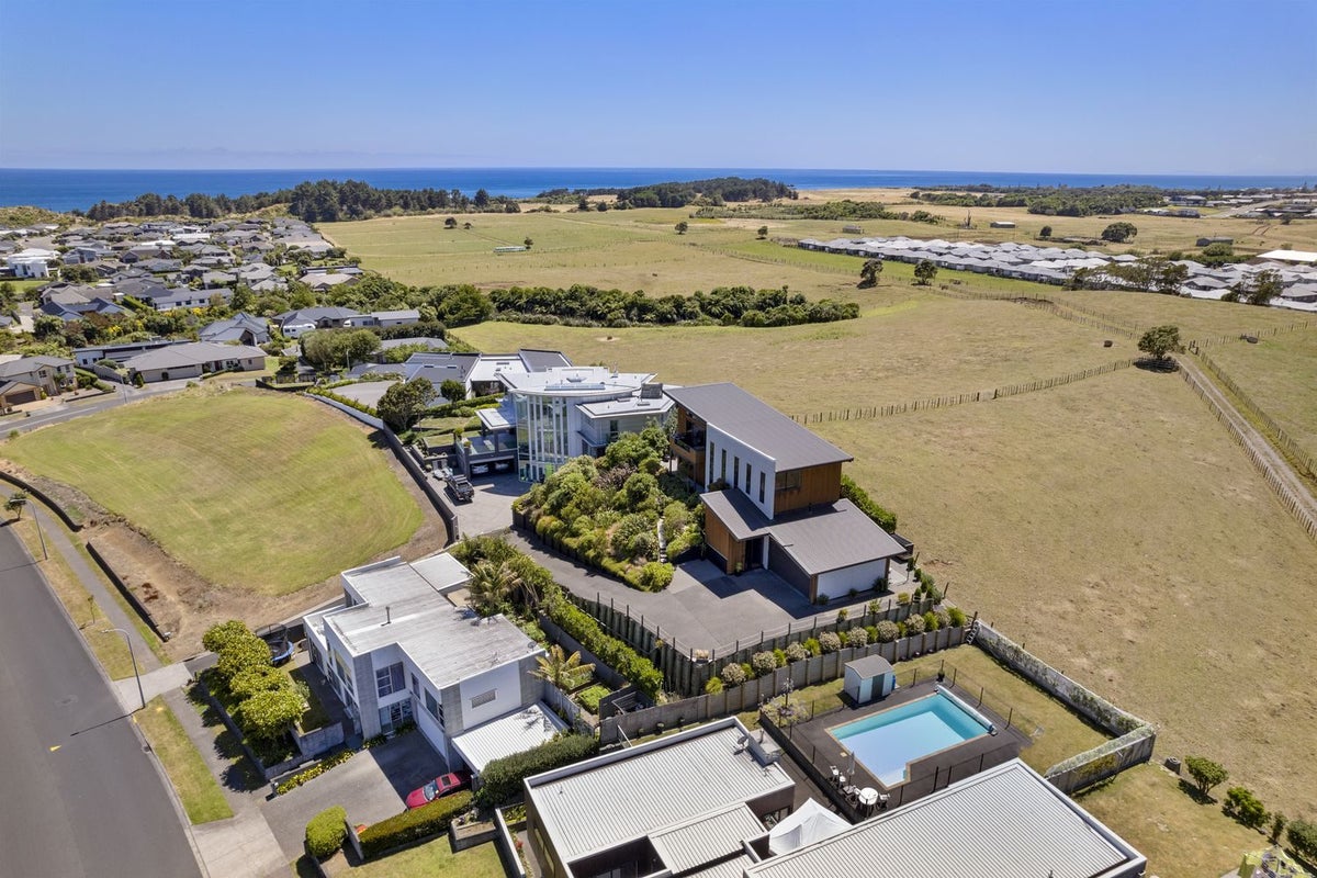16A Links Drive, Waiwhakaiho, New Plymouth - Carousel 2