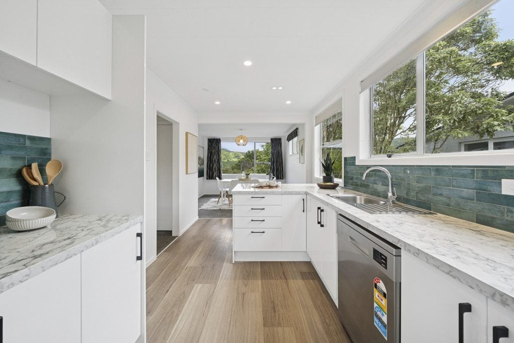 86 Holborn Drive, Stokes Valley, Lower Hutt - Carousel 2
