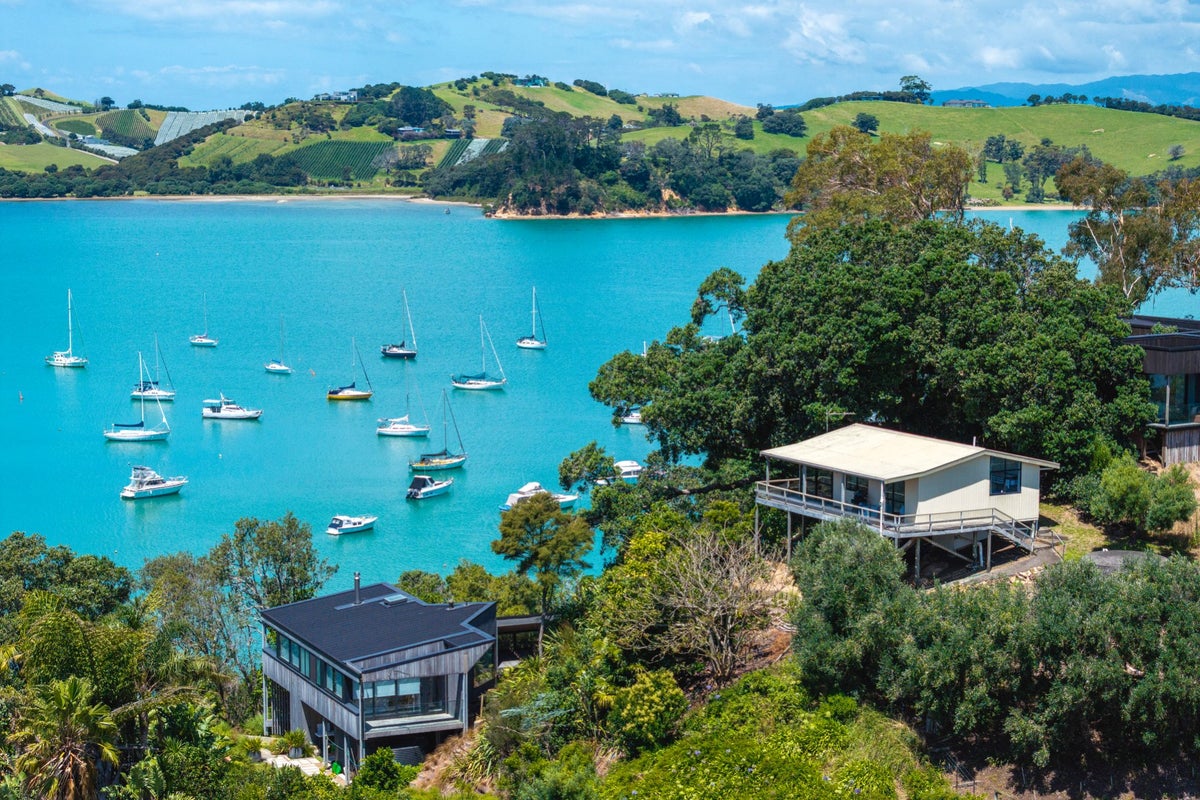 6 Pohutukawa Avenue, Omiha, Waiheke Island - Carousel 1