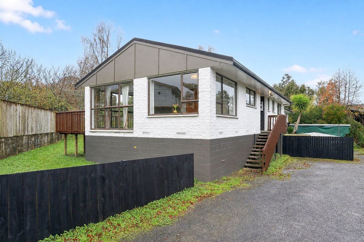 12A Lorraine Place, Glenview, Hamilton - Carousel 1