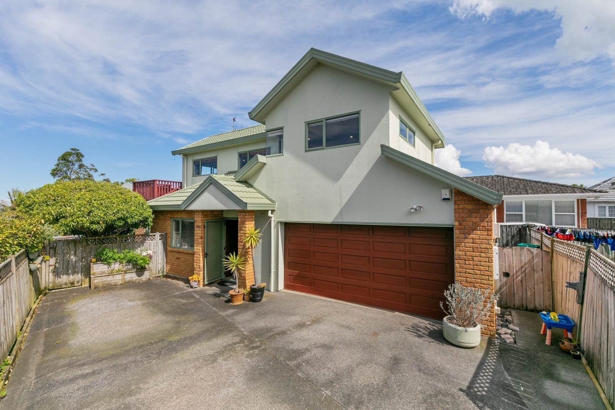 2/267 Glenfield Road, Hillcrest, Auckland - Carousel 1