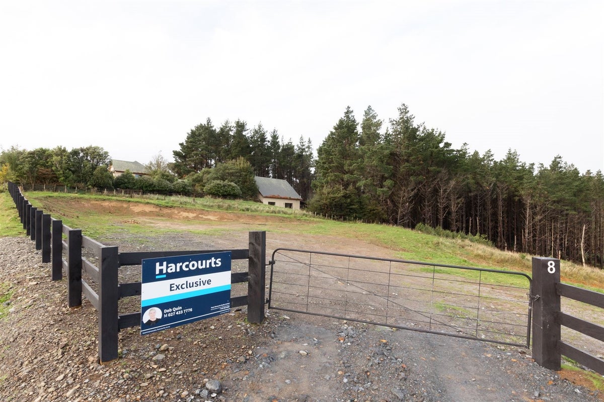 8 Pineland Drive, Turitea, Palmerston North - Carousel 1
