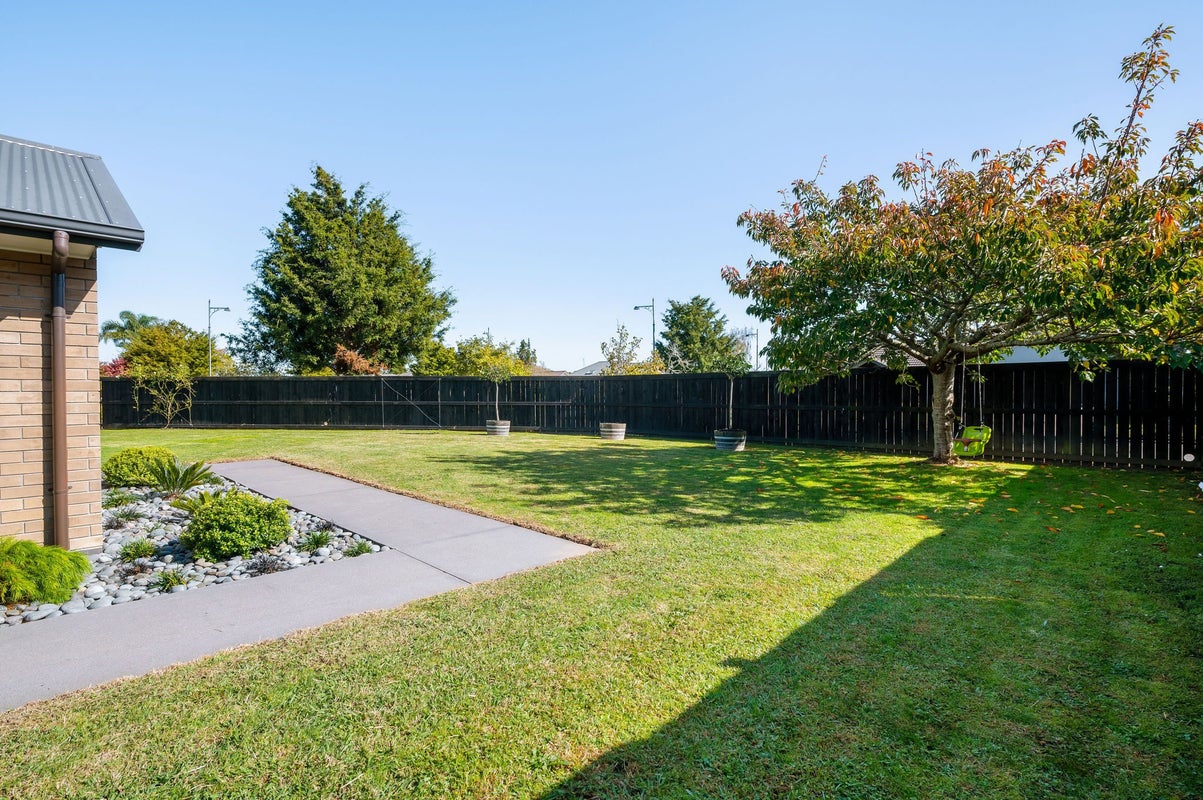 36 Barrington Drive, Huntington, Hamilton - Carousel 2