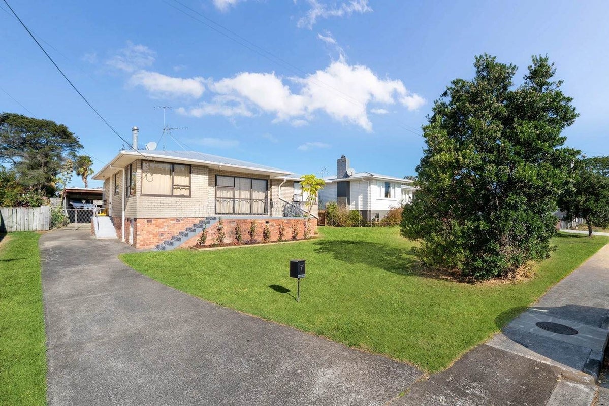 7 Cobham Crescent, Kelston, Auckland - Carousel 1