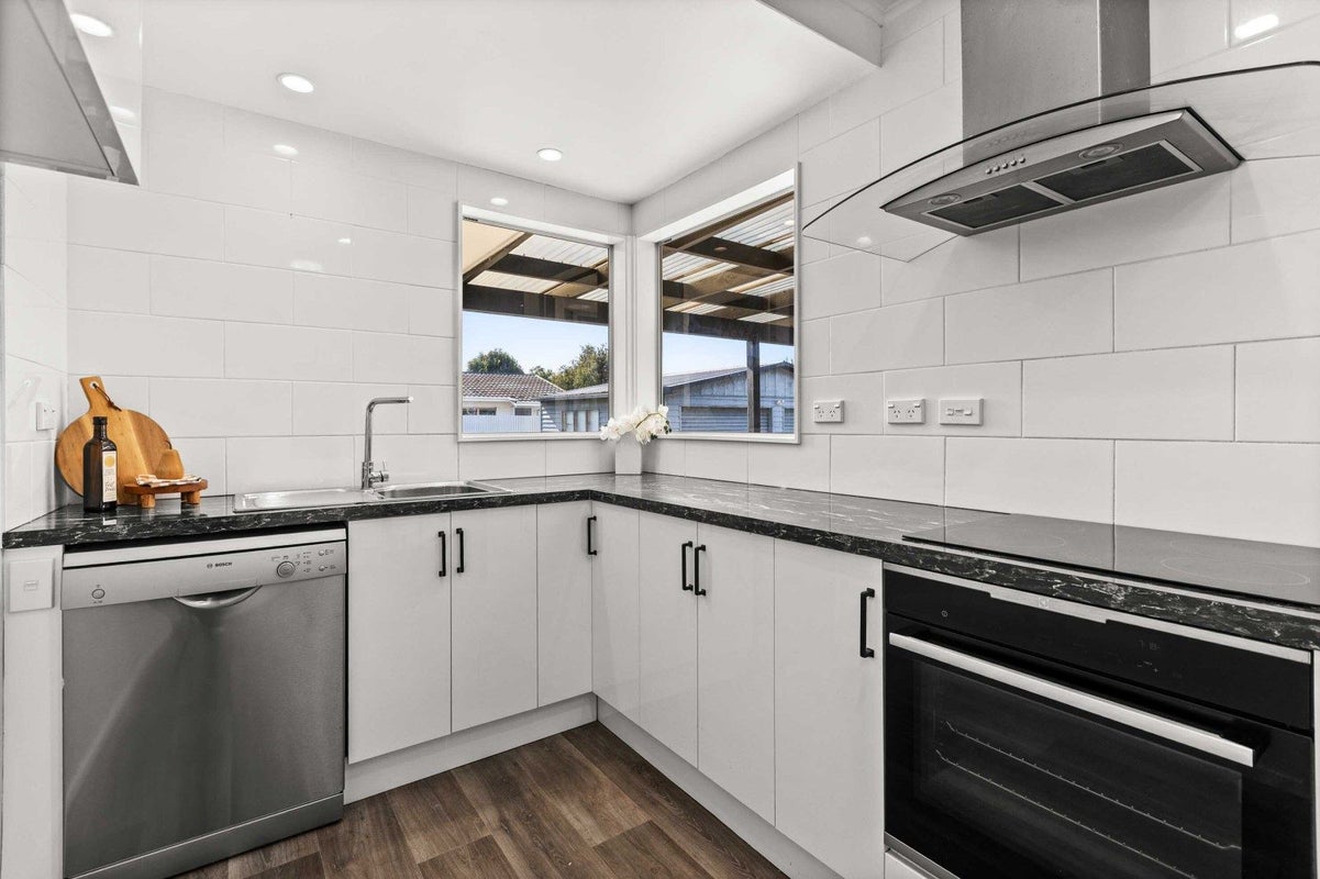 12 Lyttelton Crescent, Tamatea, Napier - Carousel 2