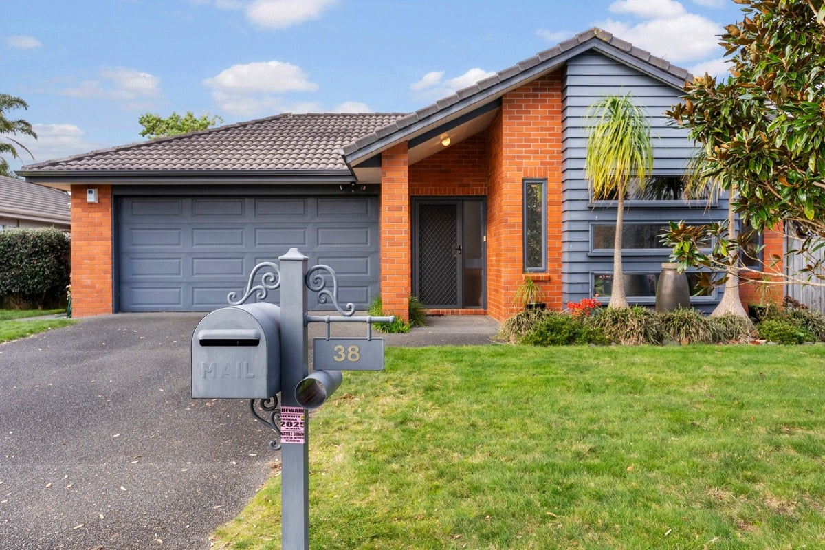 38 Stranraer Crescent, Wattle Downs, Manukau City, Auckland - Carousel 1