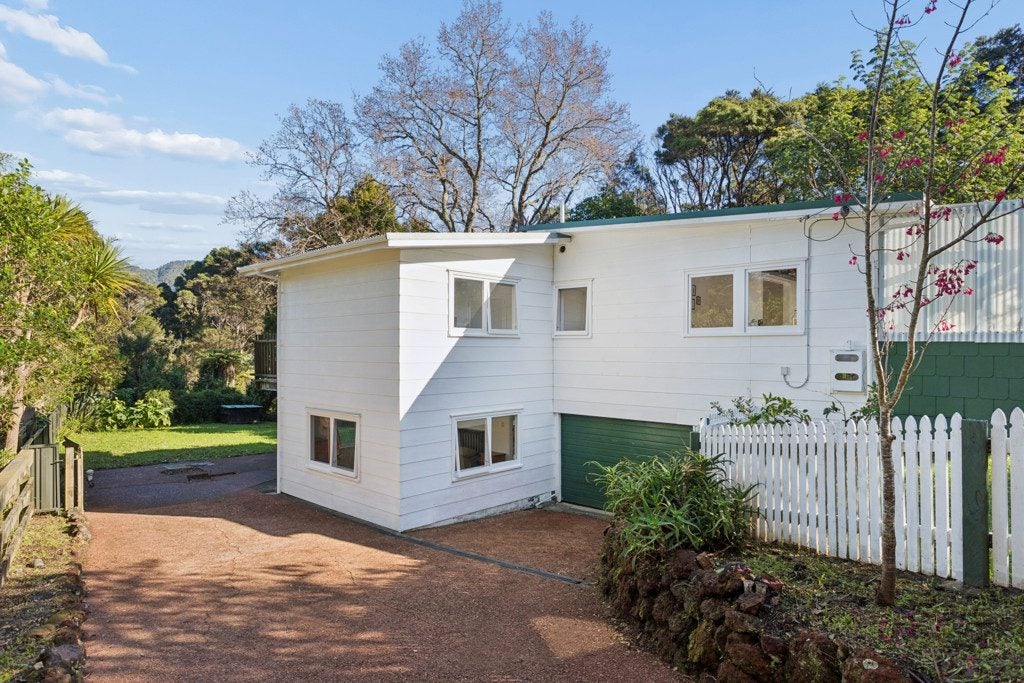 1 Kilgour Terrace, Huia, Auckland - Carousel 1