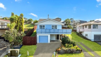 12 Celeste Place, Totara Vale, Auckland - Carousel 1